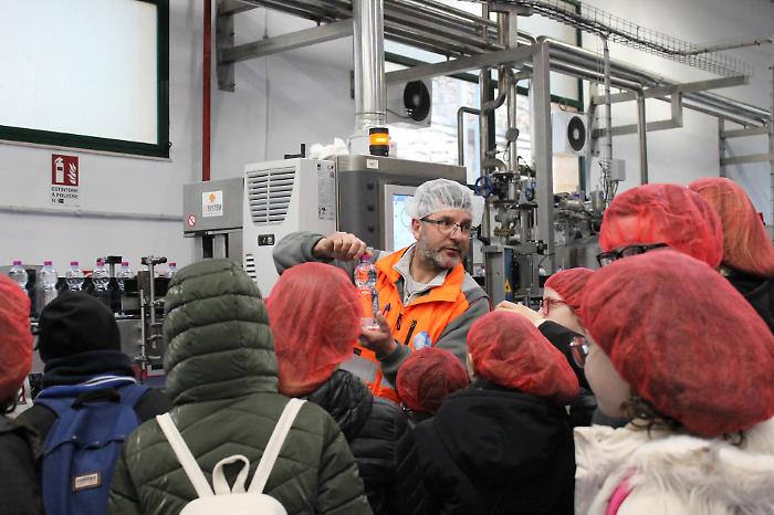 Alla scoperta dei segreti dell&rsquo;acqua e del riciclo della plastica: Acqua Vera apre le porte alle scuole