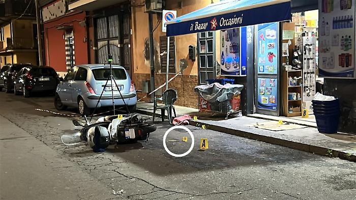 Lo scooter, le coltellate all'ex moglie, l'arma, la fuga e la caccia all'uomo: cosa sappiamo del tentato femminicidio di Catania