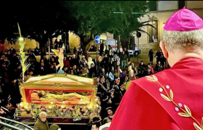 Dalle ombre della Croce alla luce dell'impegno: l'appello dell'arcivescovo