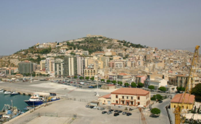 Mancata demolizione di manufatti abusivi: annullate cartelle esattoriali per 102.959,19 euro a carico di una donna