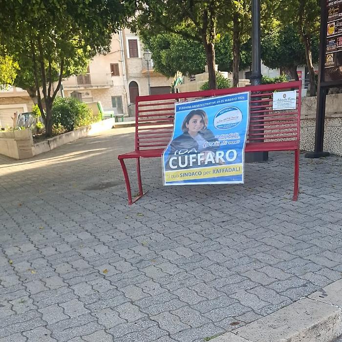 Manifesto elettorale di Ida Cuffaro lasciato su una panchina rossa: &laquo;Il significato fa rabbrividire, denuncio&raquo;