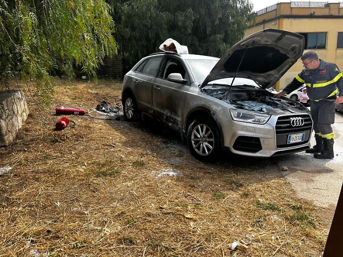 Attentato incendiario a Canicatt&igrave;, caccia all'uomo col cappuccio: nel mirino l'auto di un prof