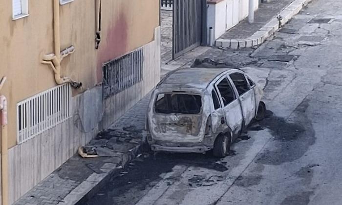 Notte di fuoco a Canicatt&igrave;: Lancia Musa distrutta in via Cherubini, l&rsquo;ombra del dolo dietro i roghi
