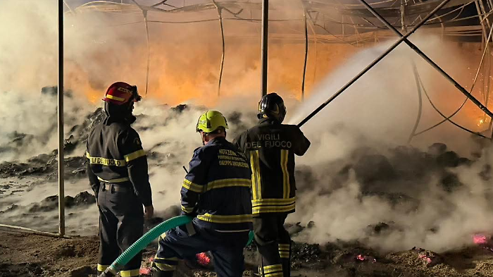 Fiamme nella notte a Pachino:  devastata un'azienda. Procura apre un fascicolo