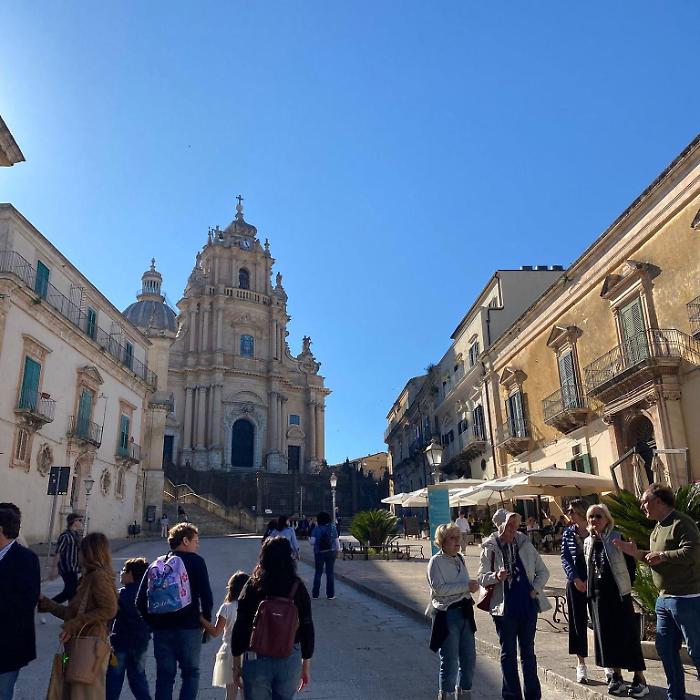 Gli operatori turistici di Ragusa Ibla contro la crisi internazionale: "Paghiamo il biglietto aereo a chi viene a pernottare nelle nostre strutture"