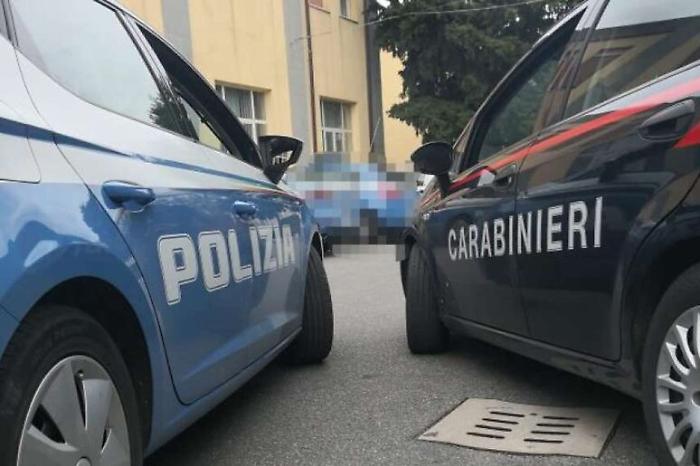 Prima l'indecenza a Porta di Ponte e poi lo sfregio al bus: denunciato un 52enne
