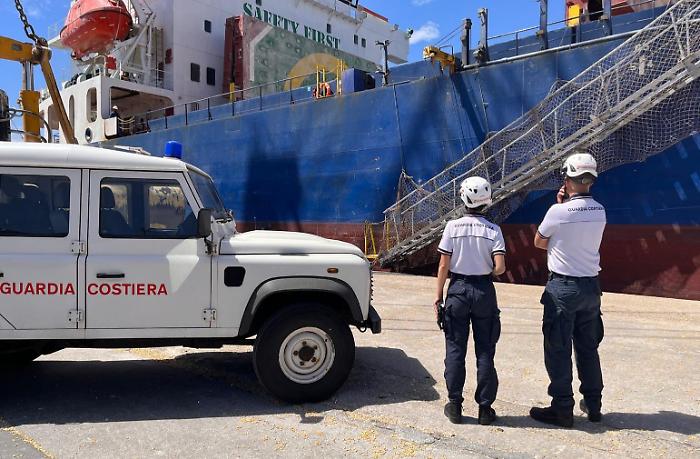 Porto di Pozzallo, fermata nave mercantile