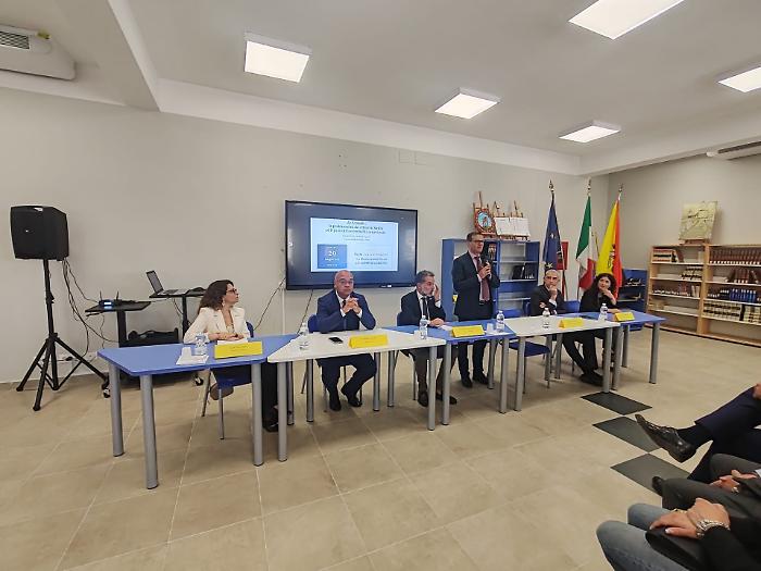 Ecomafie e rifiuti in Sicilia: l'eurodeputato Giuseppe Antoci incontra gli studenti