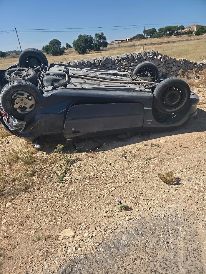 Grave incidente sulla Ragusa mare, si capovolgono con l'auto