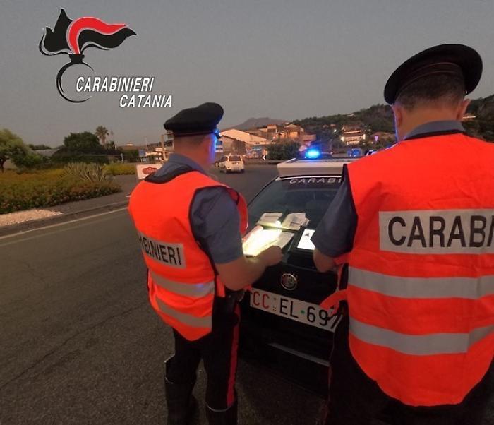 Multata per il cellulare alla guida, esplode la rabbia: donna aggredisce i carabinieri a Randazzo