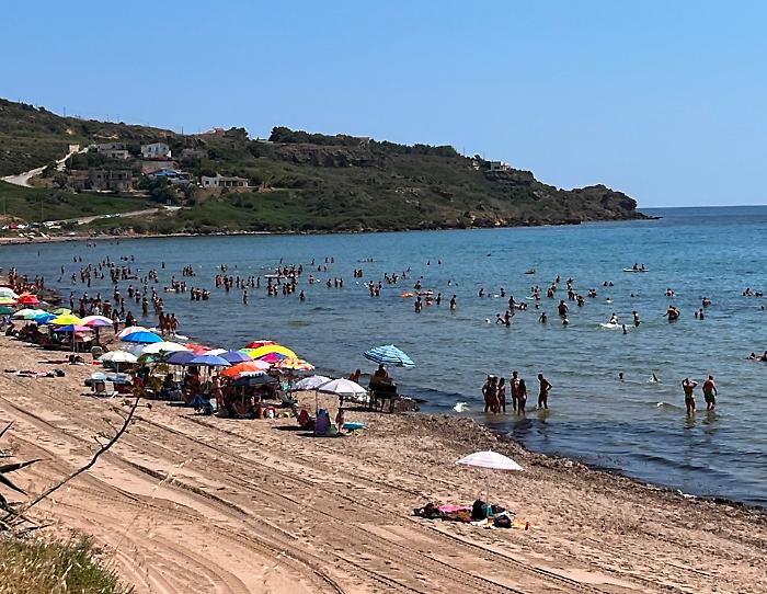 Caos e proteste a San Marco, la spiaggia &egrave; ostaggio della posidonia e dei parcheggi a pagamento
