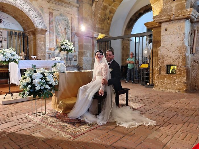 Grande festa in casa Arancio, si sposano Federica, figlia del collega Tot&ograve;, e Giuseppe