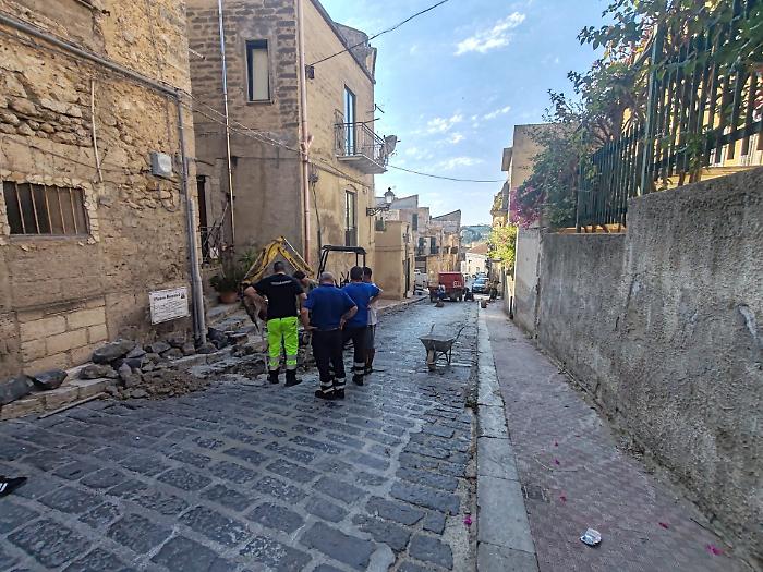 Dopo il crollo della casa ruspe in azione in via Colombo: al via i lavori per bloccare la maxi perdita
