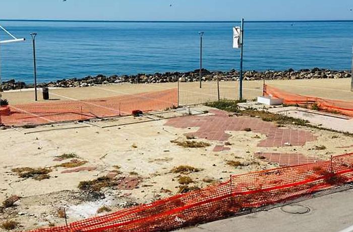 Amianto e macerie a pochi metri dal mare: scoppia la rivolta al borgo dello Stazzone