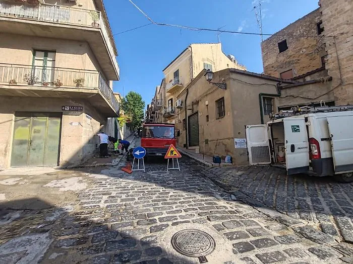 Crollo immobile a Canicatt&igrave;, Aica esclude perdite idriche
