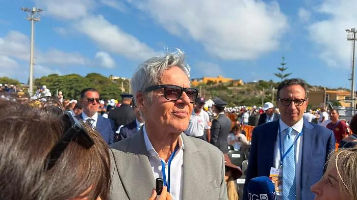 Papa Leone XIV a Lampedusa, incontro privato con pescatori, istituzioni e Claudio Baglioni