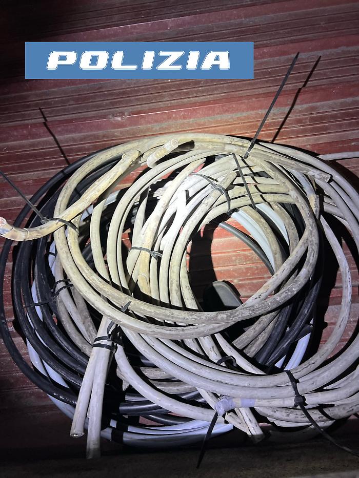 Via Plebiscito,  nell'ex ospedale bruciano la guaina dei cavi per impossessarsi del rame: uno scappa, arrestato l'altro