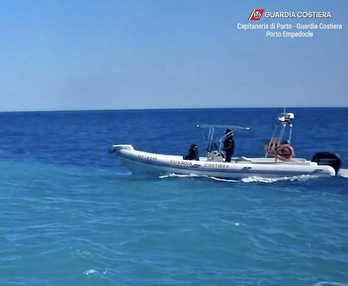 Bagnante rischia di annegare a Capo Bianco: militare si tuffa e lo salva a nuoto