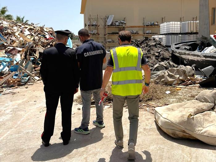 Racalmuto: sequestrato impianto di rifiuti da 2.500 metri quadri, spuntano anche i barchini dei migranti
