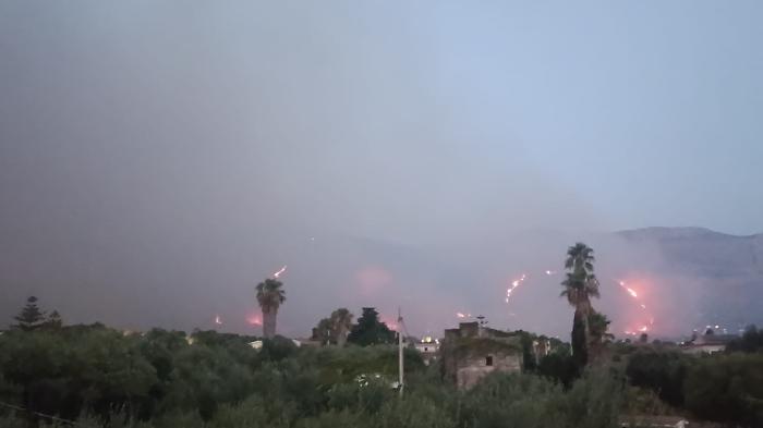 Notte di fuoco e black out a Palermo: fiamme a Borgo Nuovo e Monte Pellegrino, citt&agrave; al buio