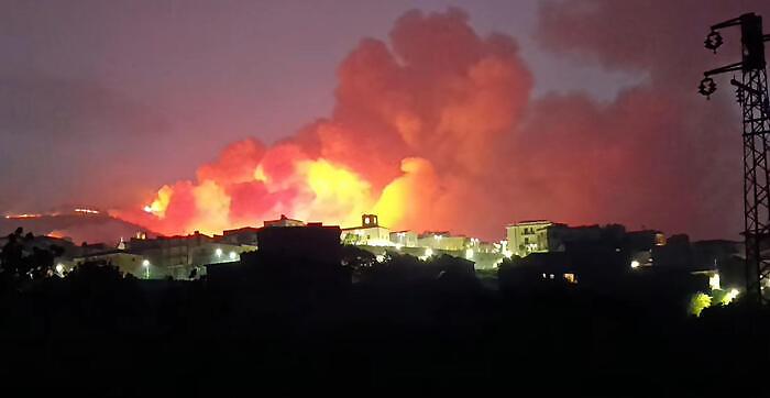 Enorme incendio a Santo Stefano di Quisquina minaccia l'eremo di S. Rosalia e il Teatro di Andromeda. Oltre 100 persone evacuate