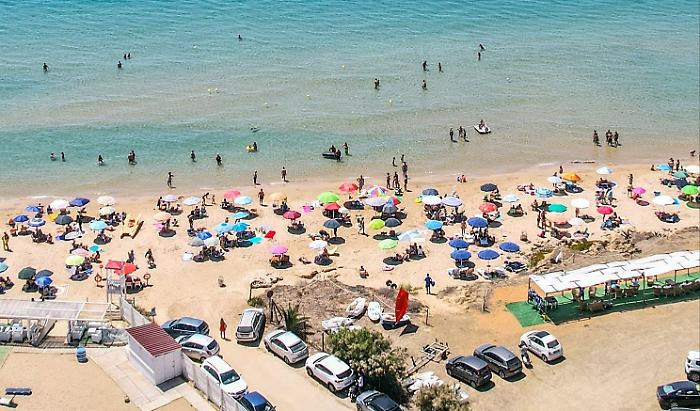 Trascinate al largo dal mare agitato, due bagnanti salvate in extremis dai bagnini