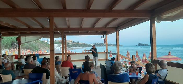 "Dante al mare in bicicletta", il Purgatorio recitato da Giorgio Battistella incanta Licata al tramonto