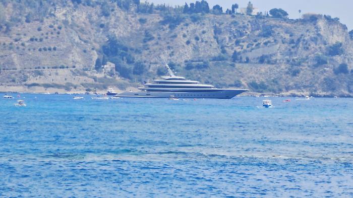 Al largo di Taormina il panfilo Nixie: 102 metri e noleggio da 2,4 milioni di euro a settimana