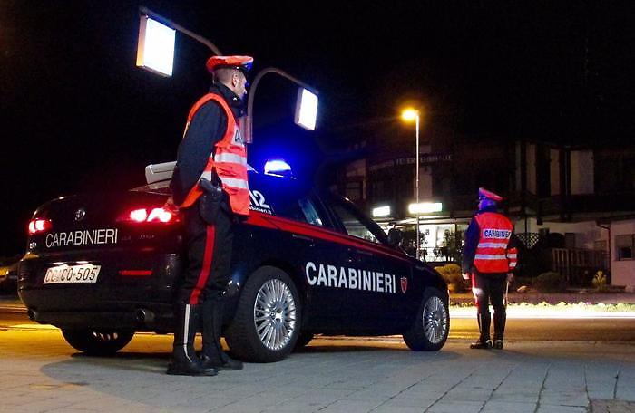Diciottenne molesta i clienti del locale e aggredisce i carabinieri: denunciato