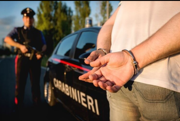 Aggredisce e minaccia la nipote con una Magnum clandestina, arrestato 69enne ai domiciliari