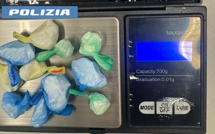 Pusher catanese arrestato durante la cessione: notte di Ferragosto in una camera di sicurezza della questura