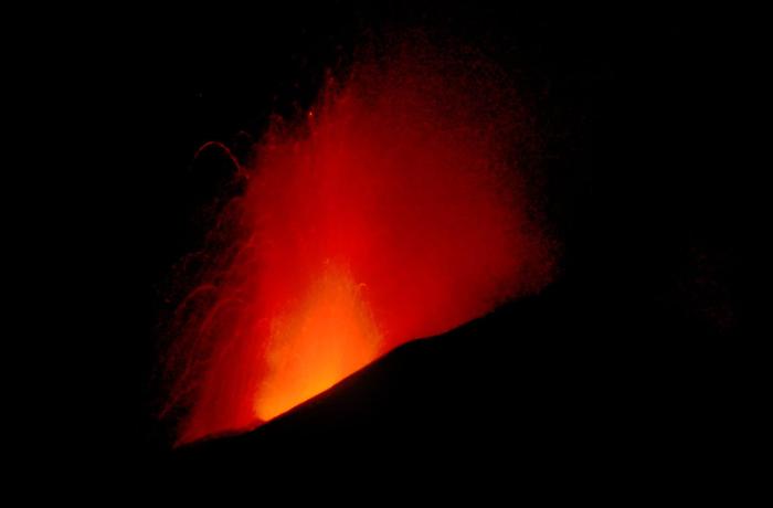 Etna senza sosta, esplosioni e colate a bassa quota: aeroporto di Catania di nuovo a rischio 