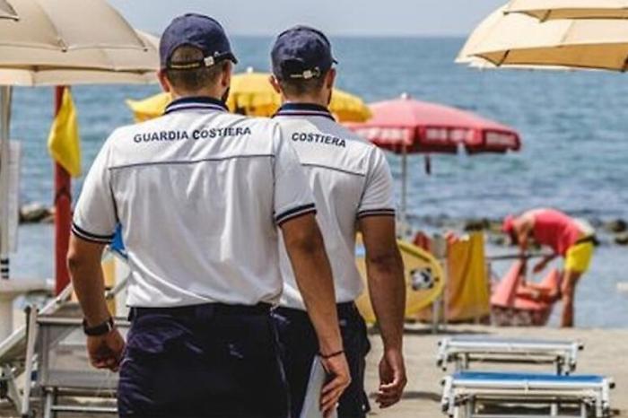 Blitz sulla spiaggia a Siculiana: sequestrati ombrelloni abusivi e cibo non tracciato