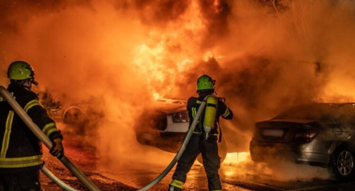 Un boato sordo, poi il fuoco: misterioso rogo a Raffadali, auto distrutta nella notte