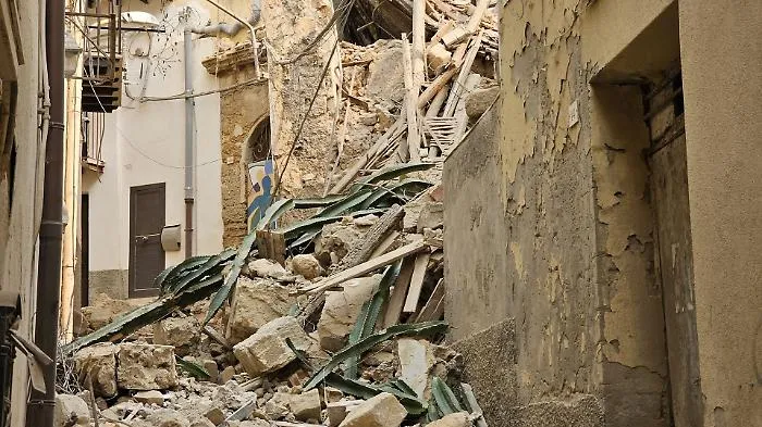 Agrigento, sfiorata la tragedia nel centro storico: crolla una palazzina in via Saponara