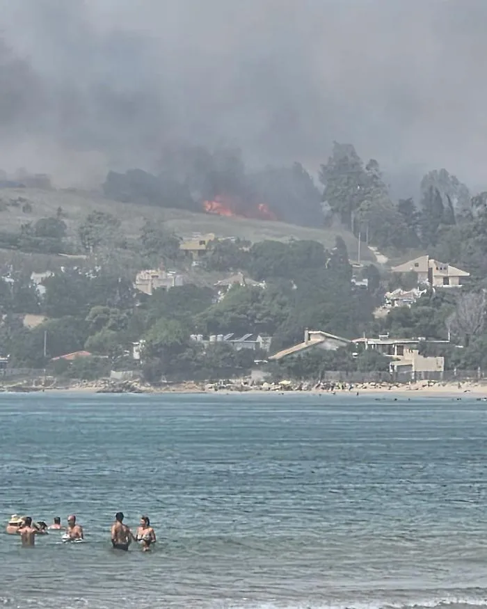 Collina a ridosso del mare in fiamme a Menfi: abitazioni evacuate e strada chiusa