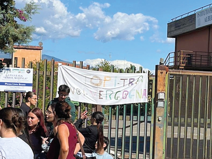 Sit-in all'alberghiero di Catania: «Topi a scuola, resteremo fuori in attesa della derattizzazione»
