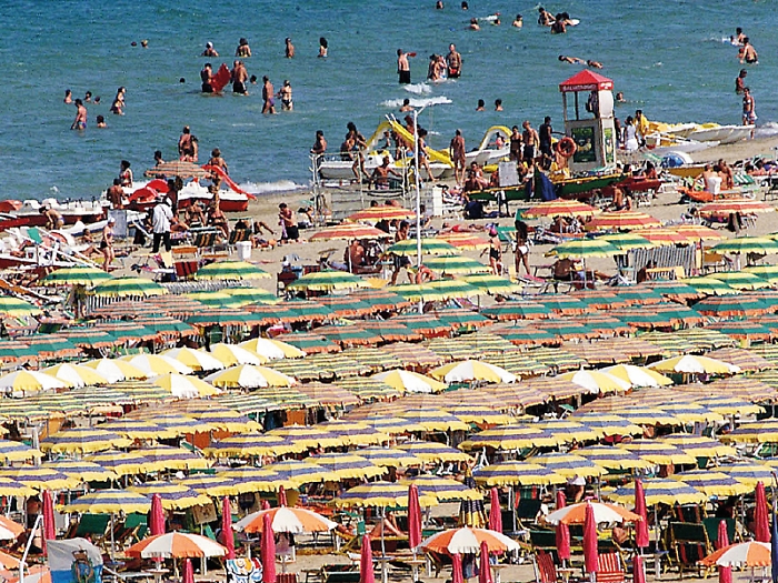 Il paradosso dell’eccesso: quando troppi turisti diventano un problema. «Meno folla e più valore per i territori»