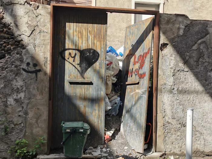 Via Truglio, megadiscarica in un vecchio casolare i residenti sono esasperati