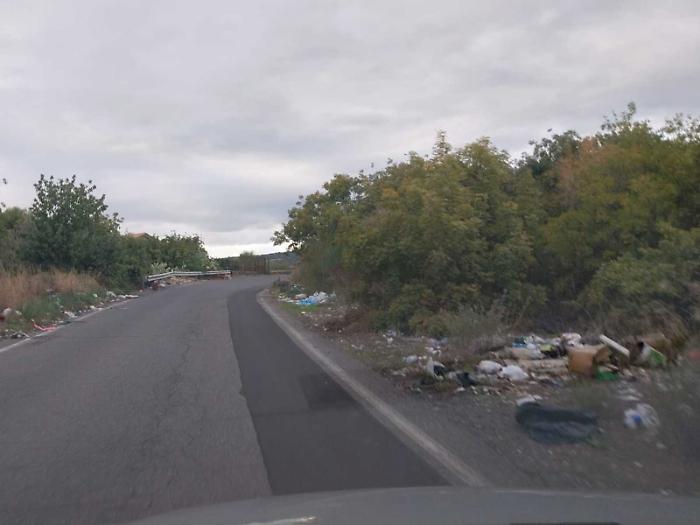 Ragalna, sacchi di spazzatura lungo la Sp 57