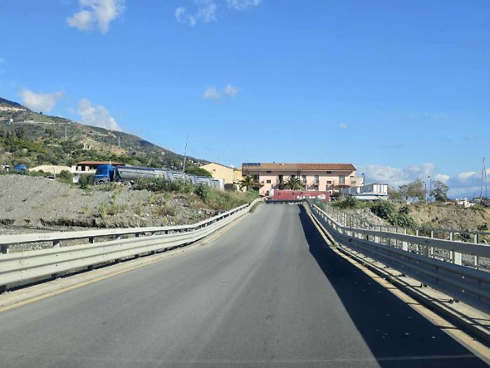 Chiusa al transito la passerella Fiumedinisi tra Alì Terme e Nizza