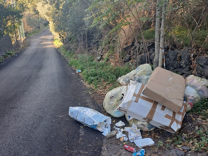 Mascalucia: via Coppola trasformata in una maxidiscarica