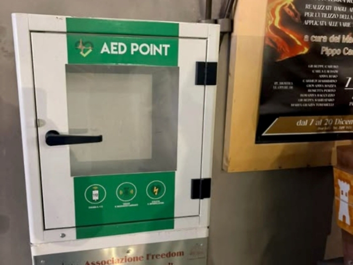 Belpasso: rubato defibrillatore in piazza Duomo