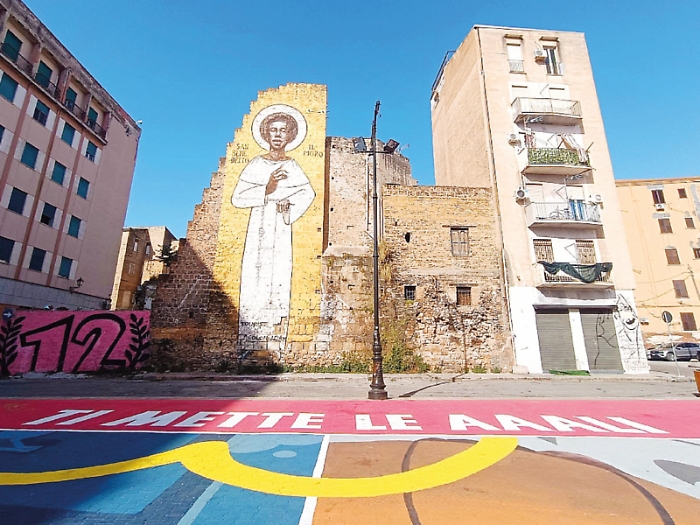 La street art con lo slogan del drink, l'attacco dell'opposizione: &laquo;Pubblicit&agrave; abusiva&raquo;