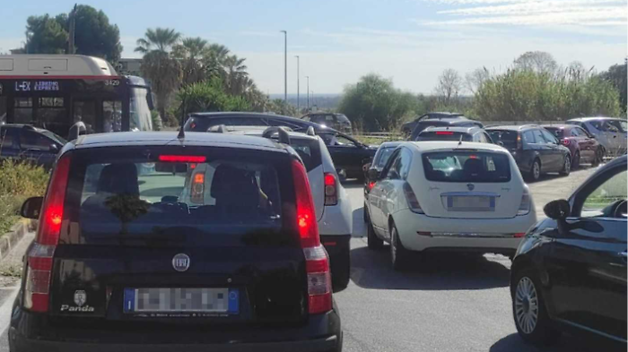 Caos in viale Biagio Pecorino per le auto in doppia fila. La promessa: &laquo;Subito interventi&raquo;
