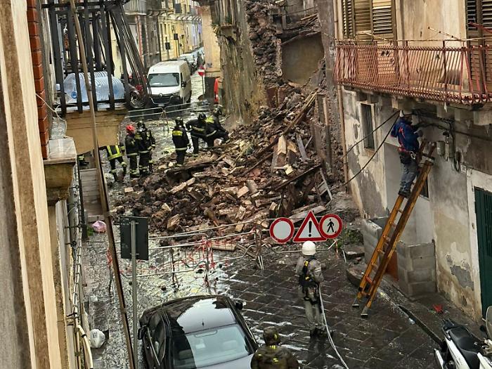 A distanza di tre mesi dal crollo di un palazzo la via Naumachia a Catania &egrave; ancora chiusa al traffico