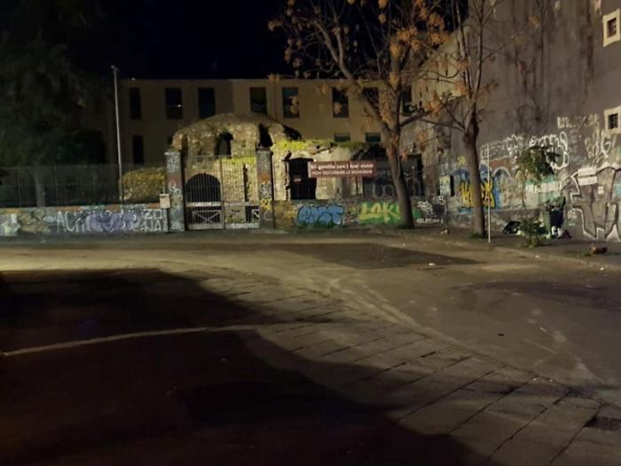 Accoltellato e lasciato in strada agonizzante: &egrave; giallo a Catania 