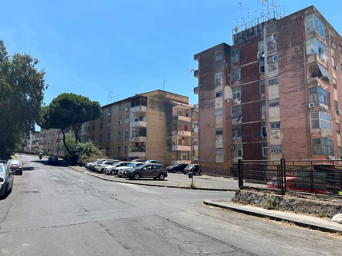 Spari vicino al supermercato dello spaccio: pallottola colpisce la finestra di un palazzo
