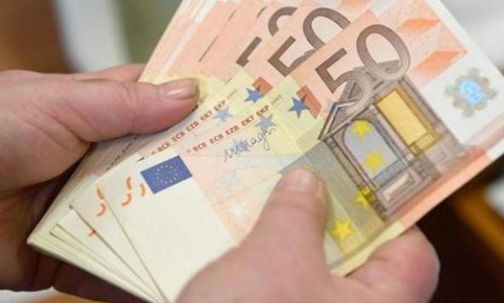 Consumi 2025: crollo verticale per le auto nuove, ma &egrave; boom per la tecnologia