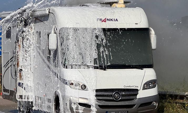 Eroe fuori servizio nella Valle dei Templi: carabiniere salva coppia di turisti dal camper in fiamme